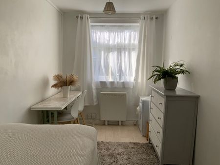 2 Bed Flat, Sinclair Court, B13 - Photo 2