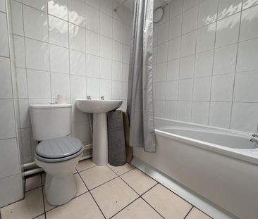 2 Bed House - mid terrace - Photo 6