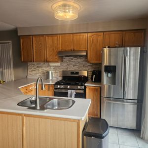 Spacious 3 Bed, 3 Bath, Clean with Ample parking - Photo 2