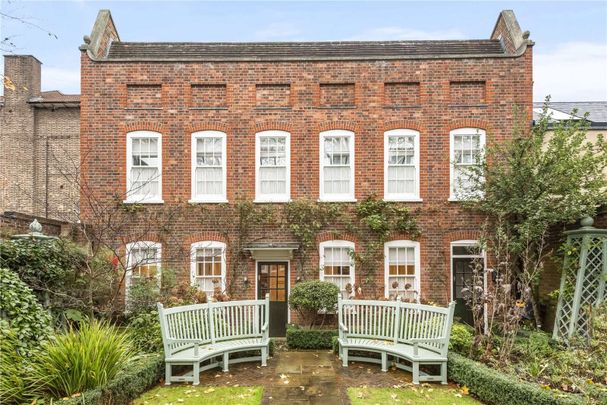 A very spacious two bedroom coach house, tucked away on one of Clapham's most premier roads. - Photo 1