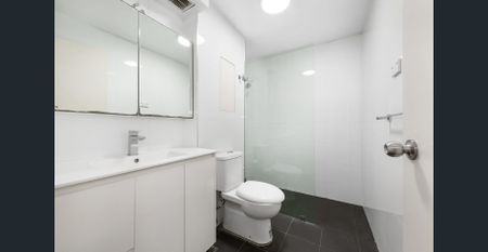 Bright and airy two-bedroom apartment - Photo 4