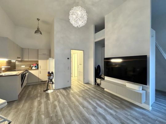 Perfekte Singlewohnung mit großzügiger Terrasse - 3,5 Hohe Decken! - Swimmingpool zur gemeinschaftlichen Nutzung vorhanden - Foto 1