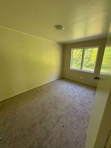 Spacious 6BR Family Home in Waitakere - Photo 5