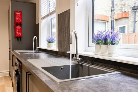 1 bedroom in a house share to rent - Photo 3