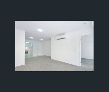 Spacious 2 Bedroom Unit in the Prime Location! - Photo 2