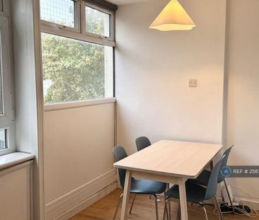 4 bedroom flat to rent - Photo 2