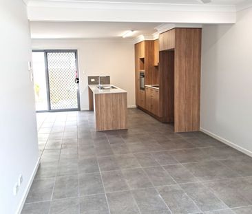 3 BEDROOM 2 BATH TOWNHOUSE WITH DUCTED AIR - Photo 3