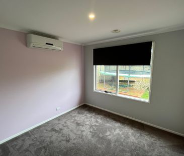 Beautiful Family Home in Cranbourne North - Photo 3