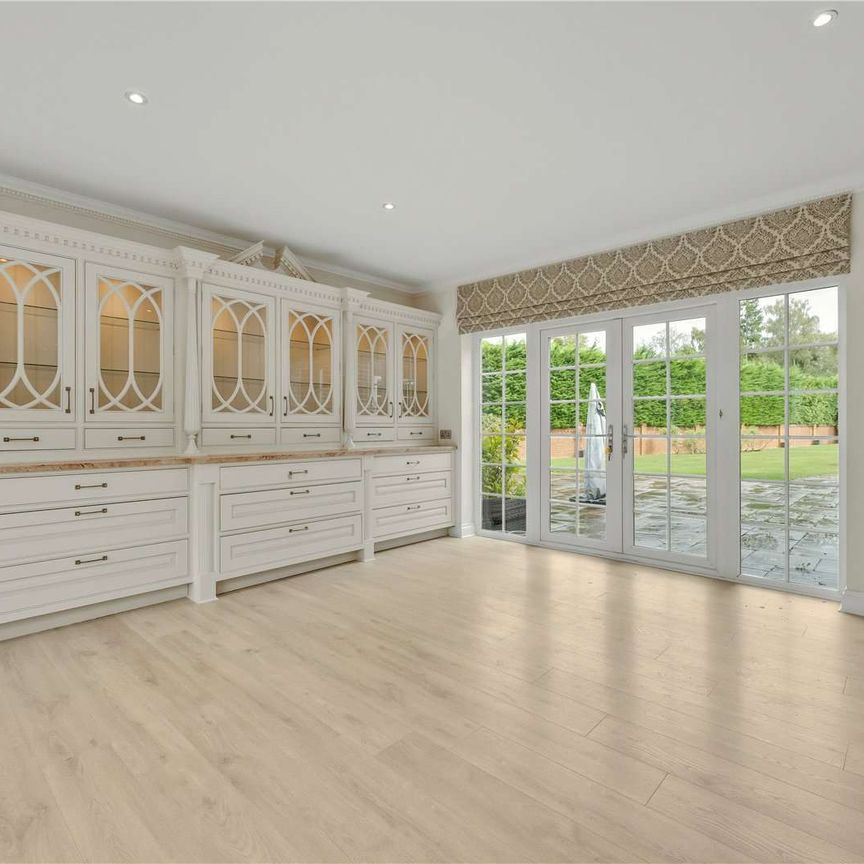 Elegant five-bedroom gated family residence on a desirable road. - Photo 1