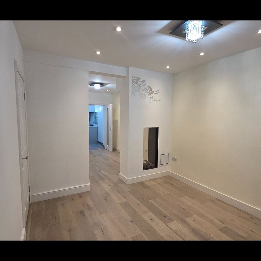 4 Bed End Terrace, Meadow View Road, CR7 - Photo 1