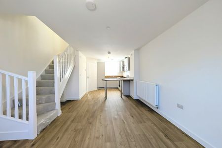 Heol Y Gylfinir, Llanilid - Photo 2