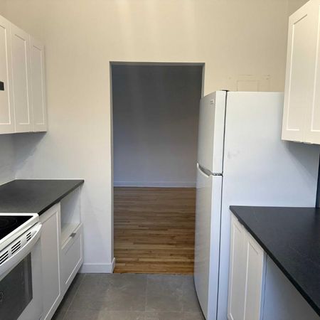 DISPONIBLE MAINTENANT, GRAND 4 1/2 À LOUER, CÔTE-DES-NEIGES - Photo 3