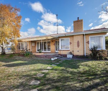 SPACIOUS THREE BEDROOM HOME WITH SHED - IDEAL LOCATION - Photo 6