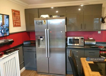 1 bedroom in a house share to rent - Photo 4