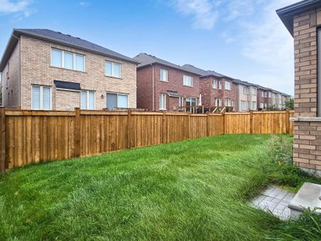 For Lease - 143 Kenneth Rogers Crescent, East Gwillimbury, Ontario - Photo 2