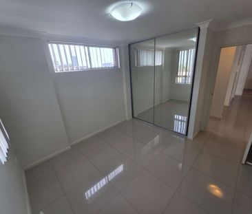 Luxury unit between Westfield & Station - Photo 2