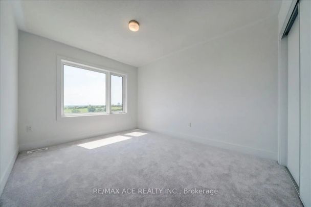 Condo Townhouse For Lease | E9033646 - Photo 1