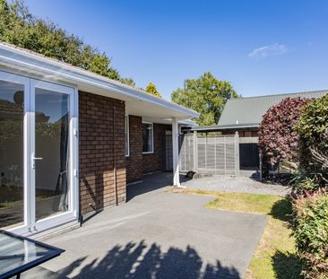 Redecorated two bedroom with garage in Redwood - Photo 1