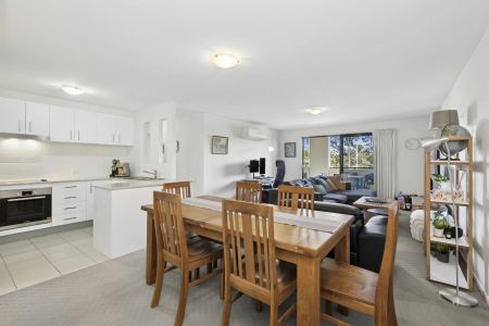 Light-Filled 2-Bedroom Apartment Overlooking Kingston Oval - Photo 2