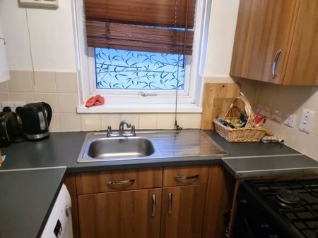 Room in a Shared Flat, Lairdale Close, SE21 - Photo 3