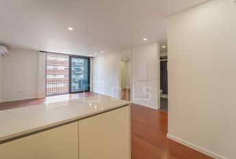 Apartamento T1 com varanda - Novo - Casa da Musica - Rotunda Boavista