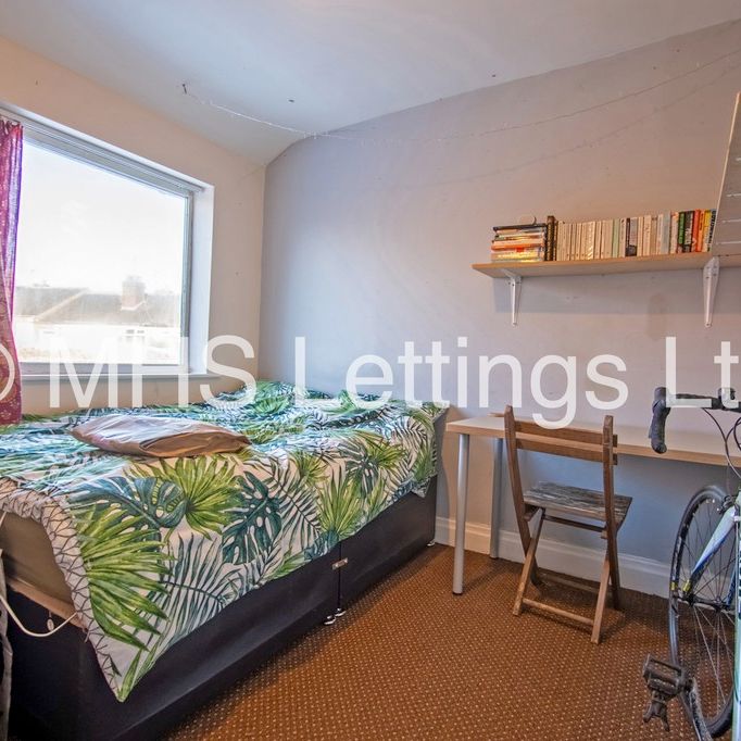 4 Bedroom Mid Terraced House for rent in Park View Road - Photo 1
