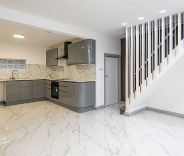 4 bed House - Mid Terrace To Let - Photo 5