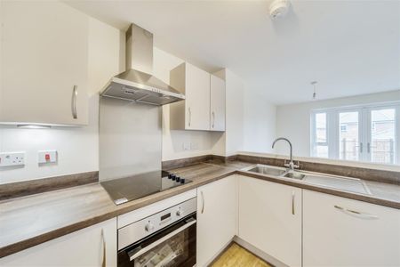 4 Bedroom House - Terraced - Photo 2