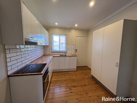 Family home in close proximity to Orange Hospital, Leewood Employment Precinct & In the direction of Cadia Mine - Photo 2