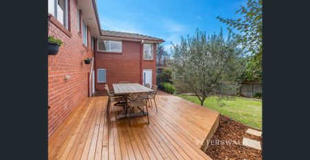 Family home with coastal vibes - Photo 3