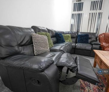 4 bedroom semi-detached house to rent - Photo 3