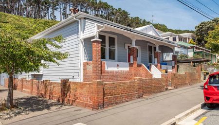 Newtown Villa, 5 double bedrooms, 1.5 bathrooms, close to the hospital - Photo 3