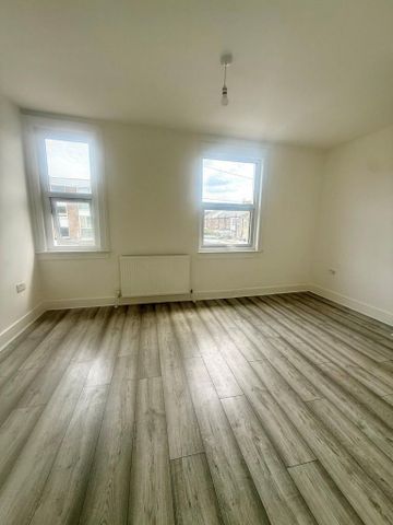 4 bedroom end of terrace house to rent - Photo 2