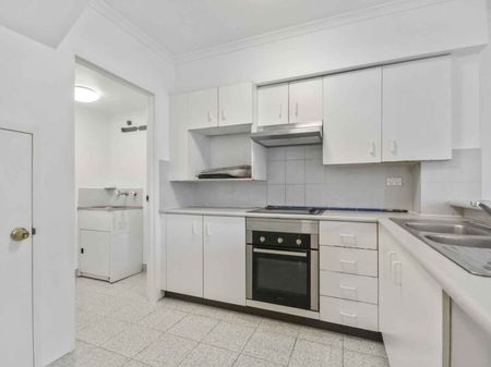 SPACIOUS TWO BEDROOM SPLIT LEVEL APARTMENT IN CENTRE OF REDFERN - Photo 4