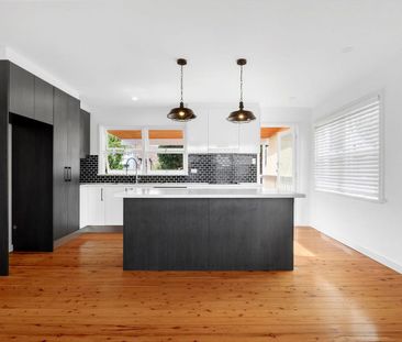 Coastal family home in lakeside position - Photo 2