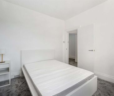 A well-presented three bedroom house on Battersea Bridge Road. - Photo 3