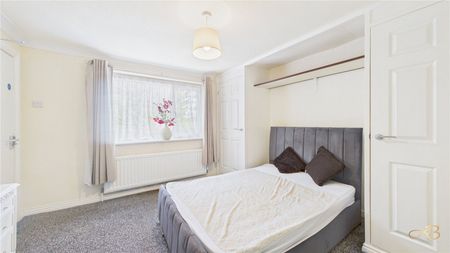 Room 5 - Photo 4