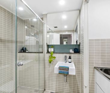 Designer 1 Bedroom Apartment Close to Everything! - Photo 5