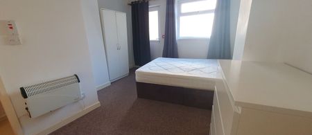 Flat 3, 1 West Luton Place, Adamsdown, Cardiff, CF24 0EW - Photo 2