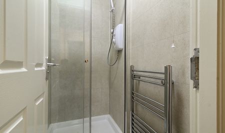 Lovely five-bedroom, two-bathroom house! - Photo 4