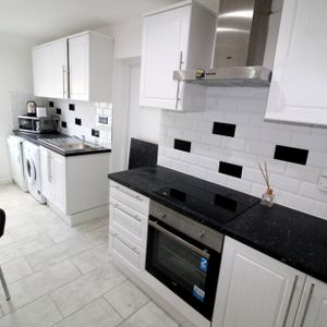 Long Lane, Ickenham, Uxbridge, UB10 8SX - Photo 2