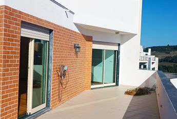 Apartamento T3 com Terraço Privativo para Arrendamento em Nova Queijas