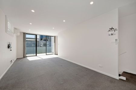 Bright & spacious townhouse in the centre of Amaroo - Photo 2