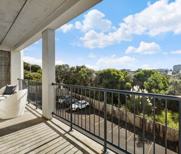 Spacious with large balcony and views! - Photo 6