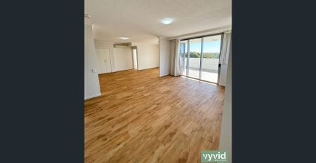 Large Beautiful Executive Apartment with Sweeping Harbour vista - Photo 2