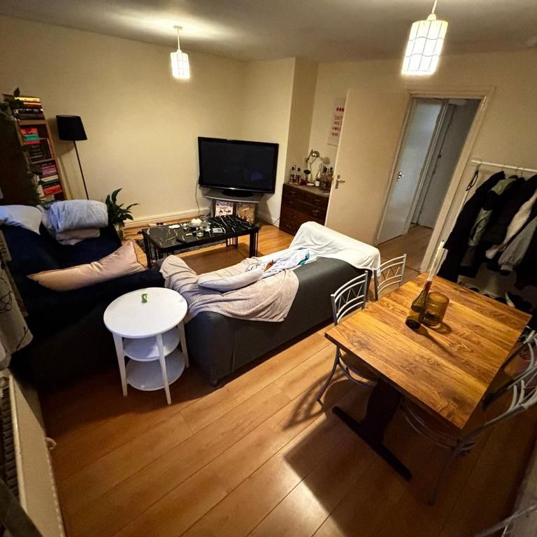 3 bedroom flat to rent - Photo 1