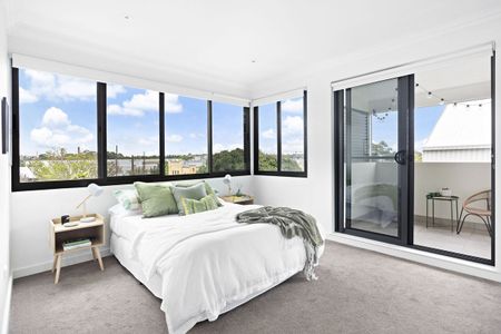 Luxury in a highly sought-after location - Photo 2