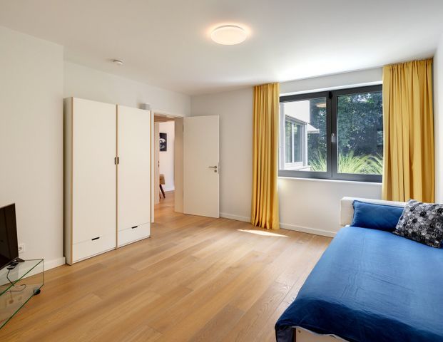 Modern architect mansion in upscale neighborhood - Photo 1