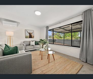 Spacious, 2 Living, 4 Bedroom Family Home with Pool - Photo 4