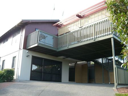 Great Location - Large Deck & View to Rangitoto! - Photo 2